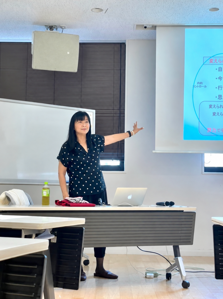 教室で参加者に向けて講義する様子